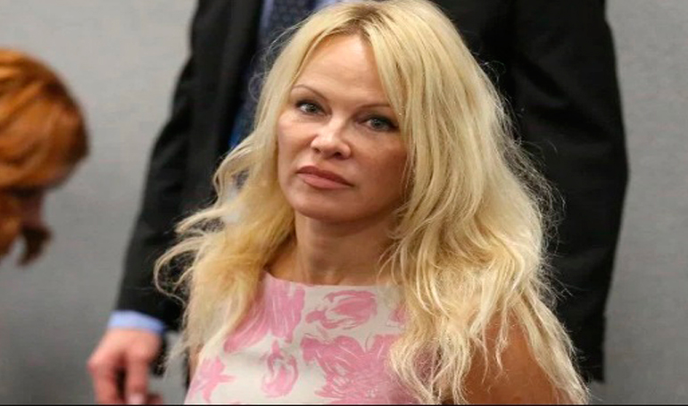 ¡En shock! Así fue la reacción de Pamela Anderson ante el arresto de Assenge. Foto: Agencias