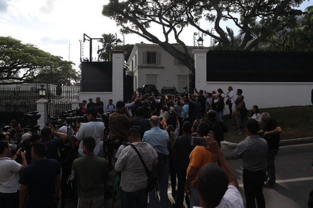 Leopoldo López junto a periodistas, a las afueras de la Embajada de España en Venezuela. Foto: EFE