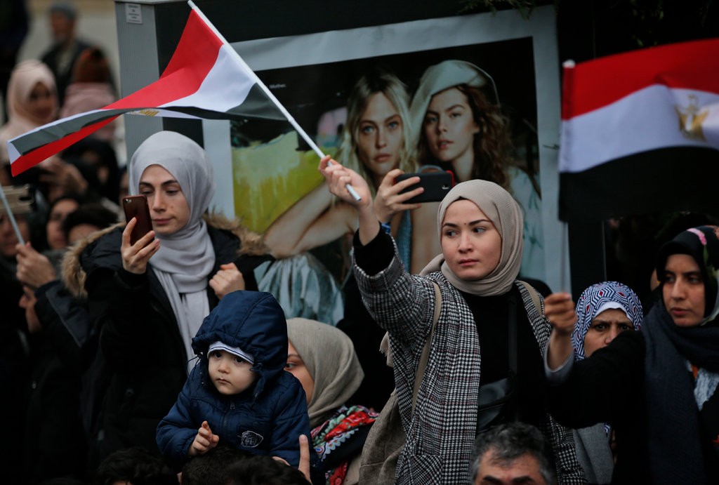 Una protesta frente al consulado egipcio en Estambul contra la ejecución de nueve presuntos miembros de la Hermandad Musulmana en marzo. Turquía es uno de los partidarios más fuertes del grupo en la región. Foto: AP.