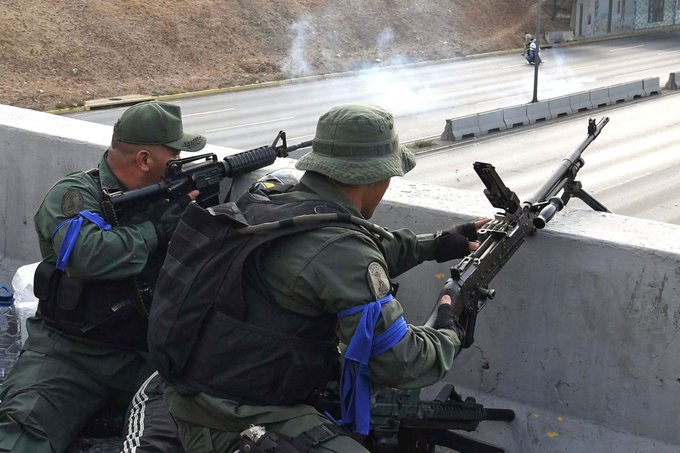 Militares con brazaletes azules que apoyaron la Operación Libertad.