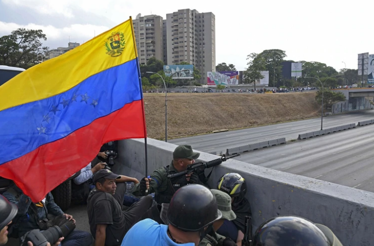 Soldados que apoyan al presidente interino Juan Guaidó se posicionaron frente a la base de La Carlota en Caracas el 30 de abril de 2019