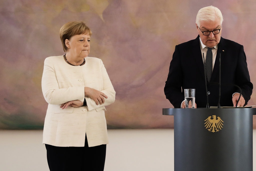 Los continuos temblores de Angela Merkel desatan controversia