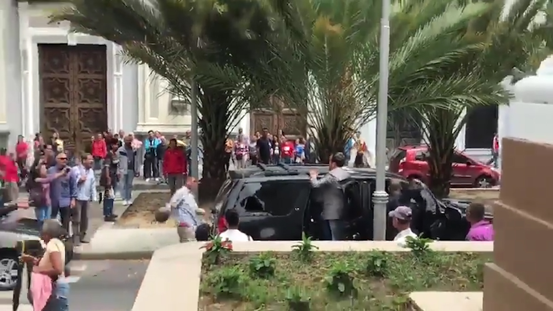 colectivos agredieron a diputados y periodistas. ACN