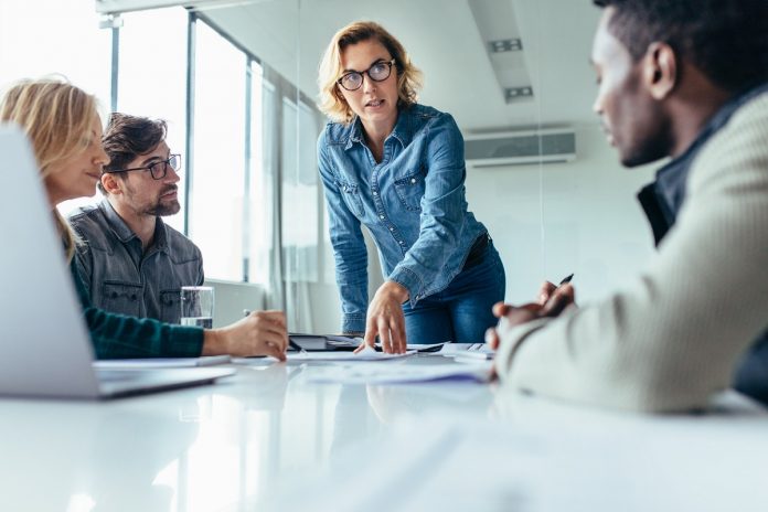 la mujer en desventaja laboral- acn