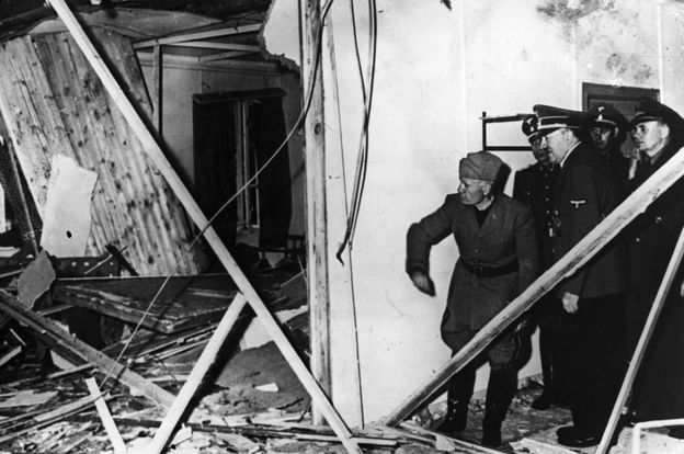 Mussolini y Hitler inspeccionan los restos de la sala de conferencias después de la explosión bomba. Foto: fuentes.