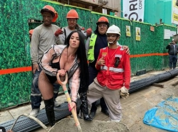 Diosa Canales simulando realizar labores de construcción junto a unos extasiados obreros de la capital peruana. Foto: fuentes.
