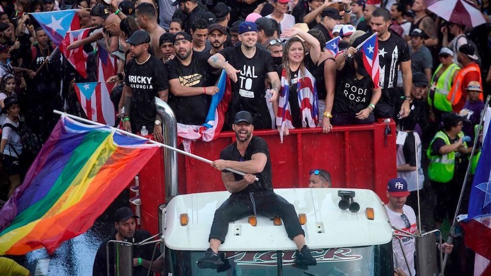 El cantante puertoriqueño Ricky Martin, mientras dirige una masiva protesta contra el Gobernador Roselló. Foto: fuentes.