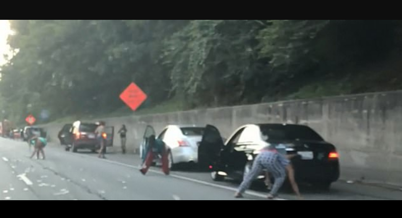 Conductores de una autopista en Atlanta reciben lluvia de billetes