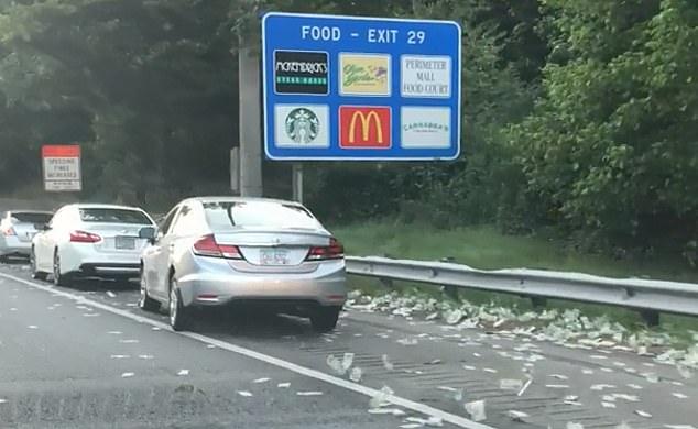 Conductores de Atlanta se detienen en una autopista para atrapar una lluvia de dinero. Foto: fuentes.