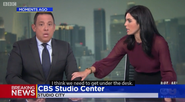 Presentadores del noticiero de la cadena CBS literalmente tuvieron que meterse debajo de la mesa. Foto: fuentes.