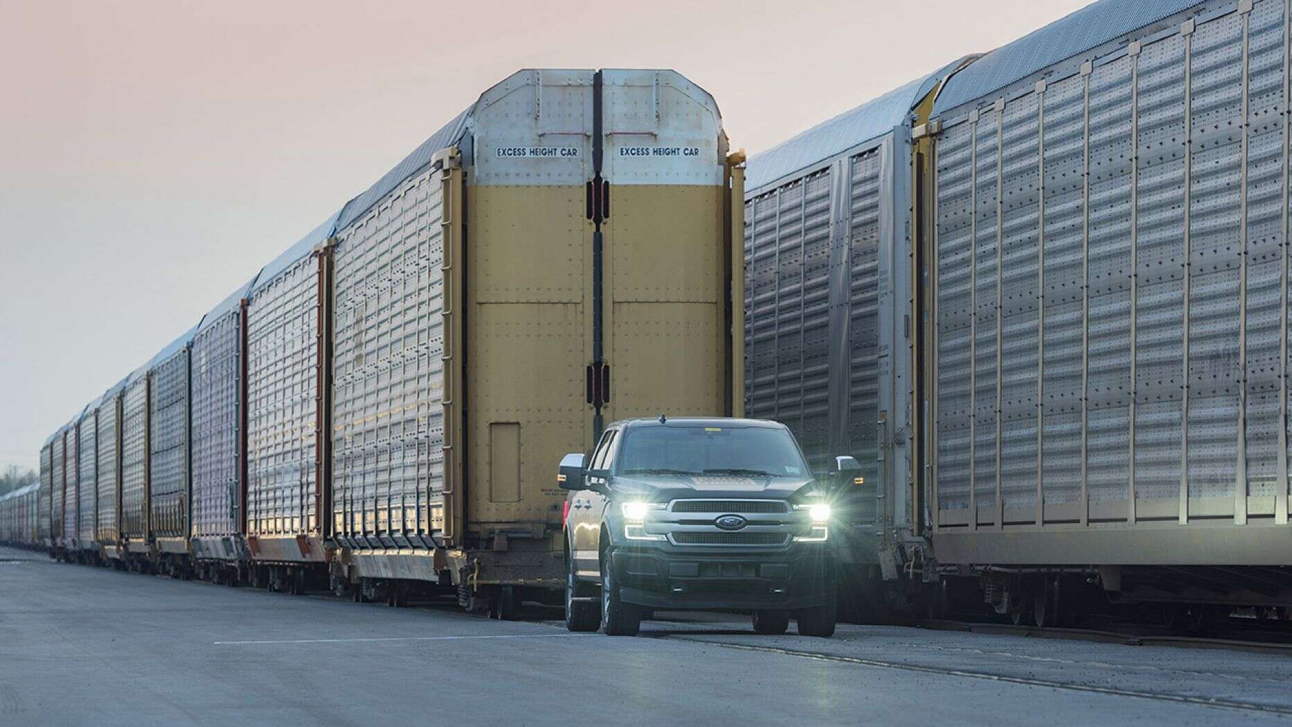 Supercaminoneta eléctrica de FORD debuta moviendo un tren