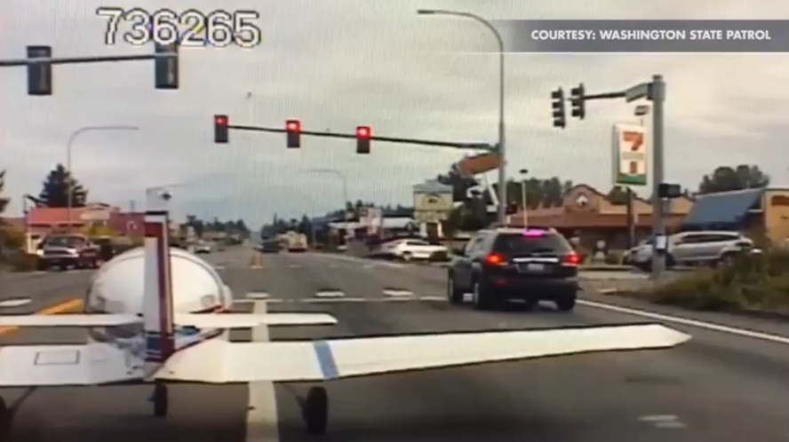 Aterrizaje de emergencia en una avenida es captado en video. Foto: fuentes.