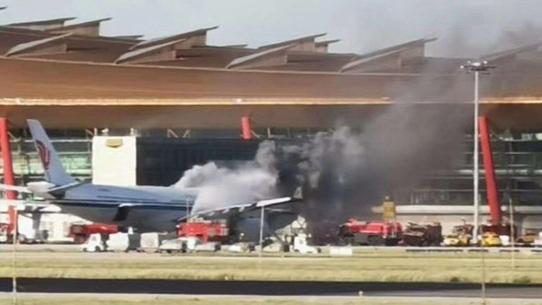 Avión de pasajeros se incendió en plena rampa de abordaje