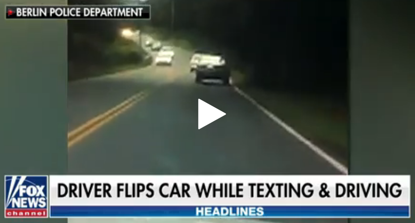 Chofer distraido con su celular se estrella contra un poste en una carretera