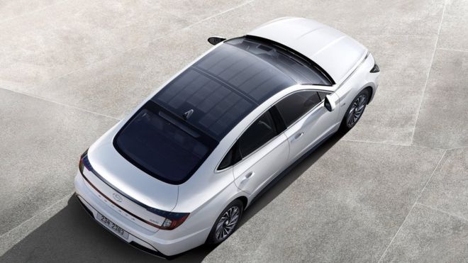 Hyundai lanza vehículo híbrido con panel solar en el techo
