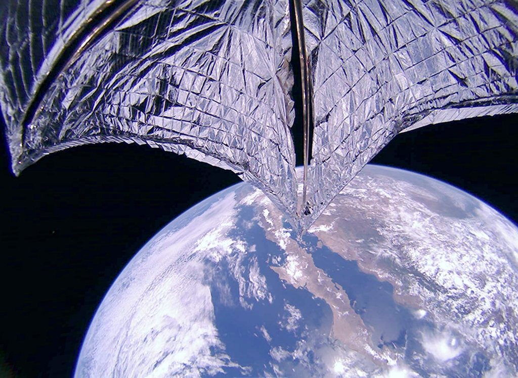 La nave espacial Lightsail-2, mostrando sus velas triangulares de Mylar brillante sobre la tierra. Foto: fuentes.