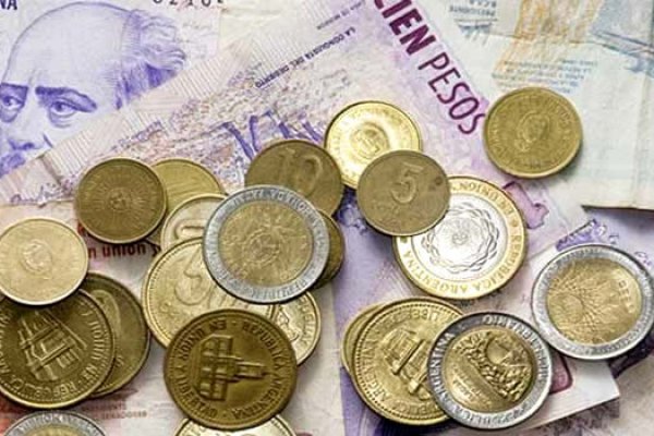 El peso argentino "colapsa" luego de la primera vuelta electoral