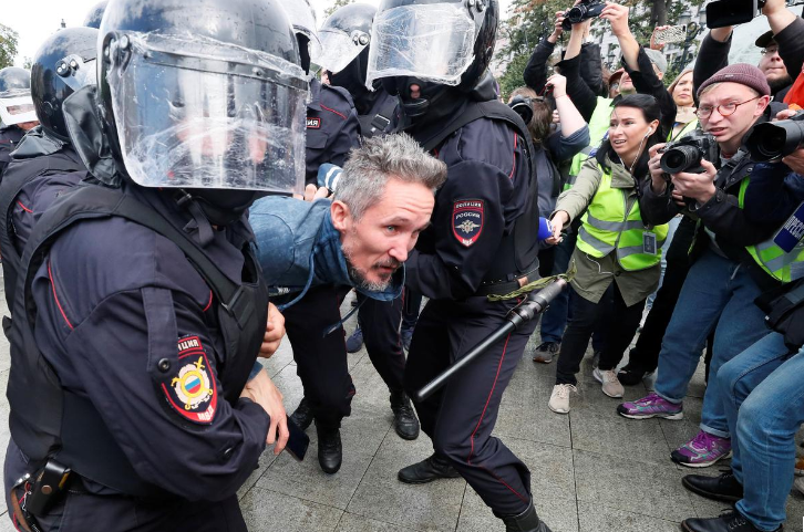 Policía rusa detiene casi 100 manifestantes opositores en Moscú