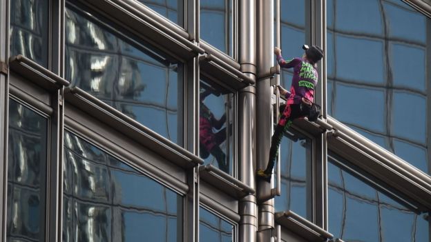 Alain Robert, subiendo al rascacielos sin arneses ni cuerdas. Foto: fuentes.