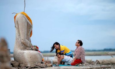 Templo sumergido sale a la superficie por extrema sequía en Tailandia