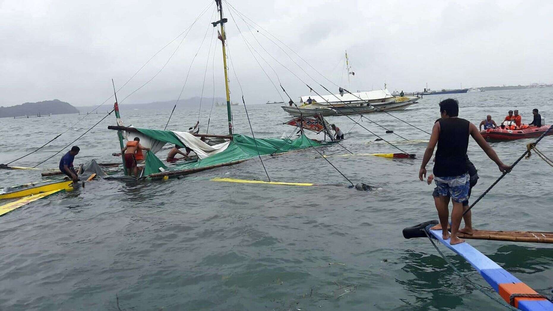 Tres ferrys se volcaron en Filipinas