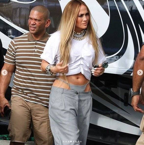 Jennifer López se baja el pantalón a proposito - ACN