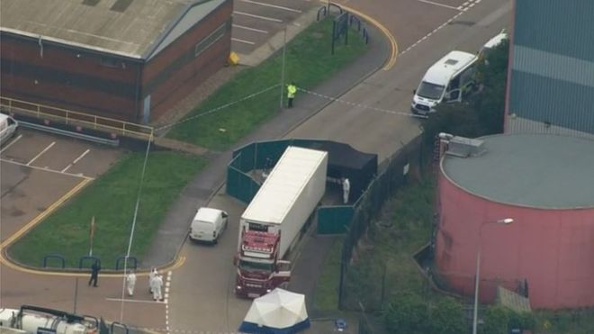 Policía irlandesa encontró 39 muertos en un container