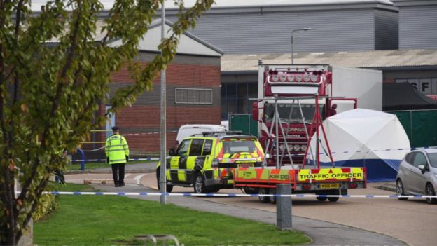 La policía irlandesa, encontró 39 muertos dentro de un container en la locaidad de Essex. Foto. Fuentes.