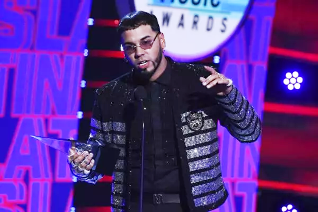 Anuel AA alzó cinco - noticiasACN