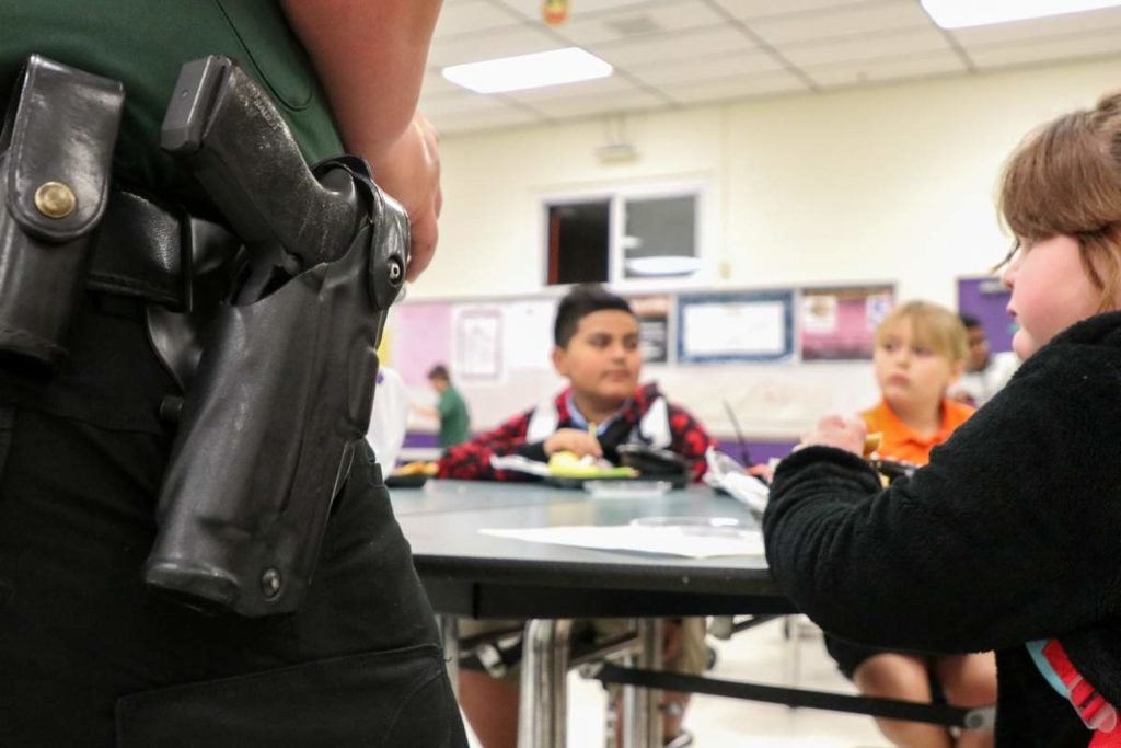 A clases empistolados! Florida ya comenzó a armar a profesores y maestros. Foto: referencial/fuentes.