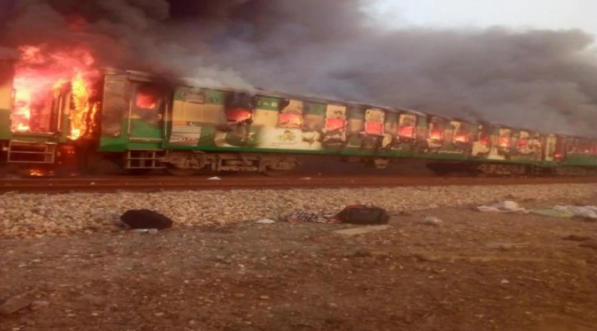 Fatal incendio de un tren de pasajeros deja decenas de muertos y heridos