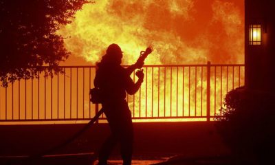 Arrecian los incendios forestales en California: 2 muertos y 100 mil evacuados