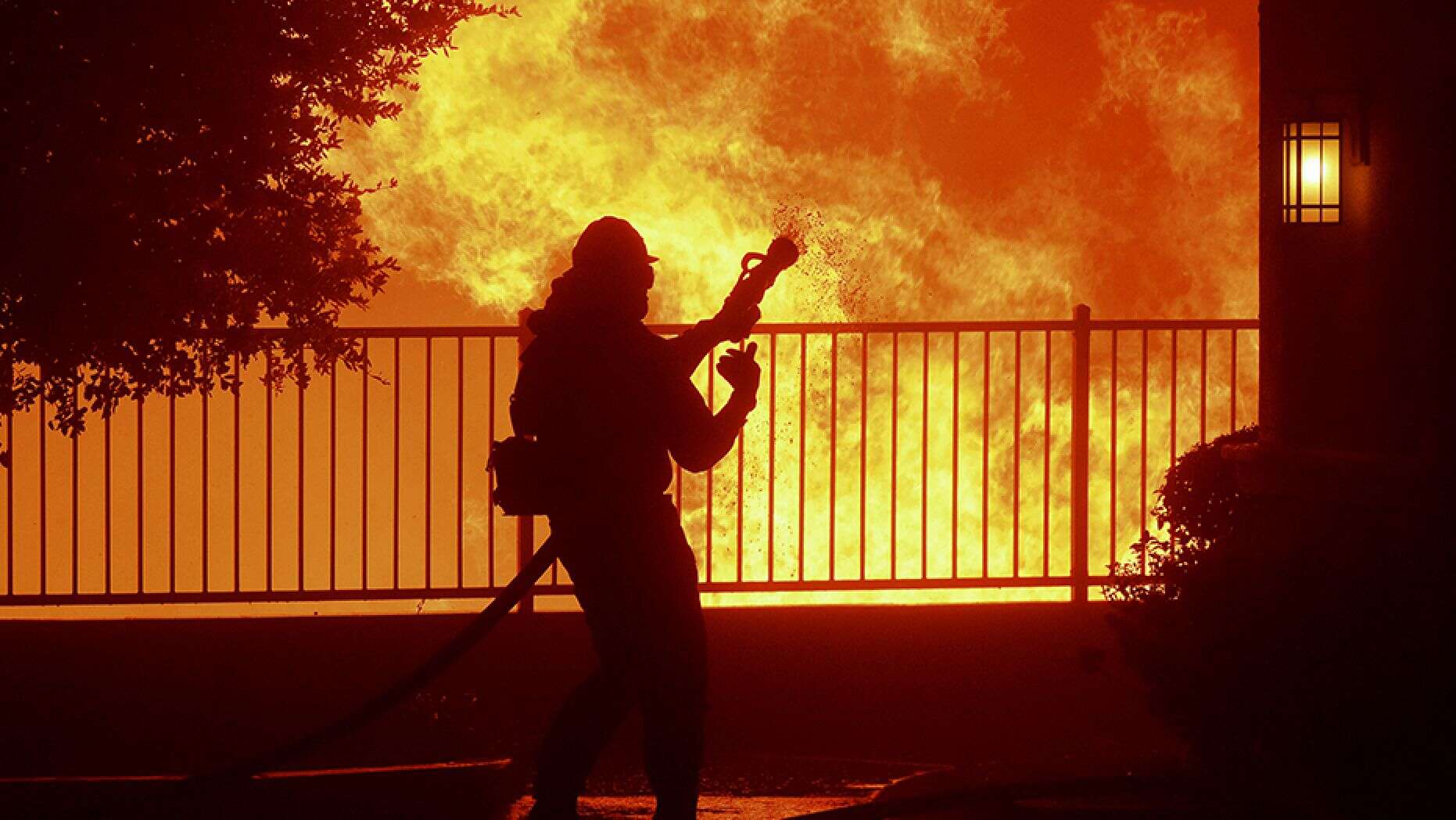 Arrecian los incendios forestales en California: 2 muertos y 100 mil evacuados
