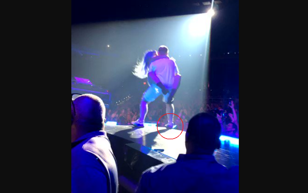 Lady Gaga se cayó de la tarima durante un concierto en Las Vegas