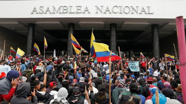 Manifestantes ecuatorianos asaltan el parlamento: empeoran los disturbios. Foto: fuentes.