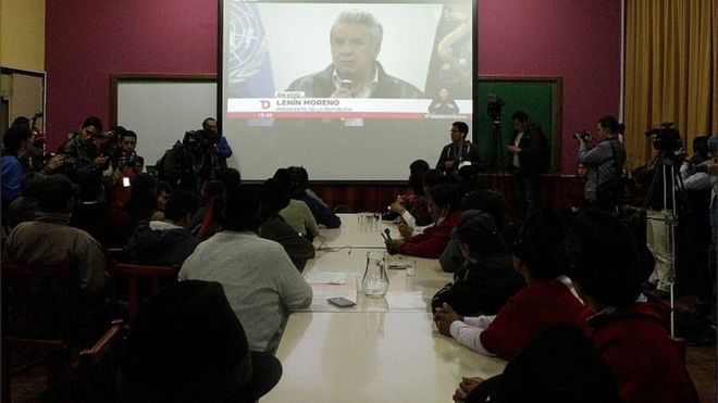 Presidente de Ecuador restauró subsidio a combustibles para frenar protestas