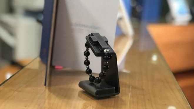El Vaticano lanza el brazalete "eRosary" dirigido a católicos jóvenes