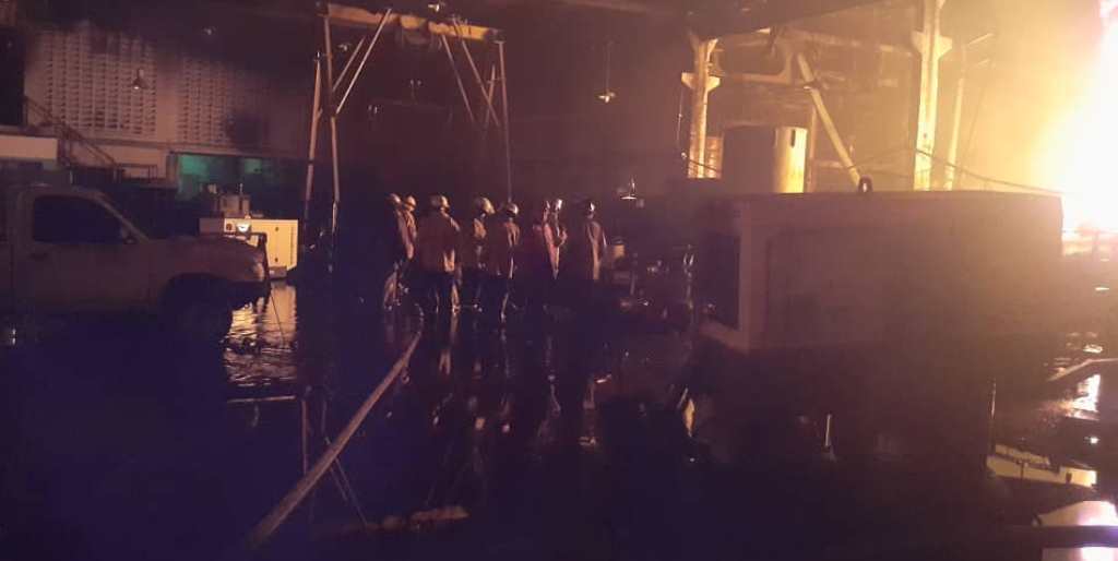 Incendio afectó galpones de dos empresas en Zona Industrial El Recreo - acn