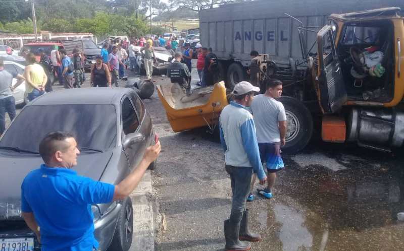Gandola sin frenos ocasionó colisión múltiple - acn