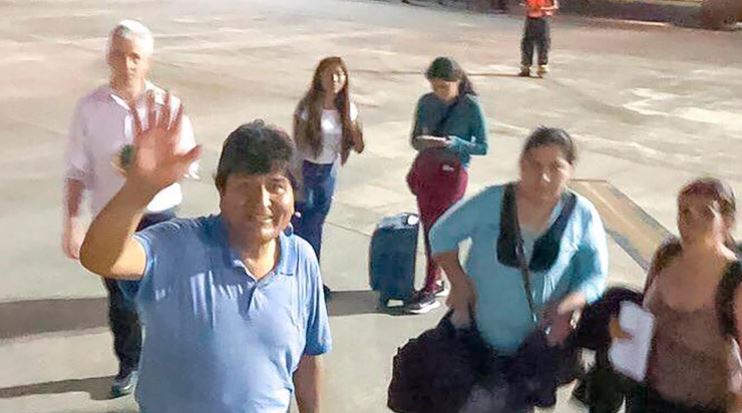 Huyó con su familia -ACN