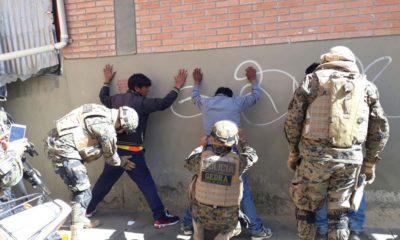 Vestidos de policías - ACN