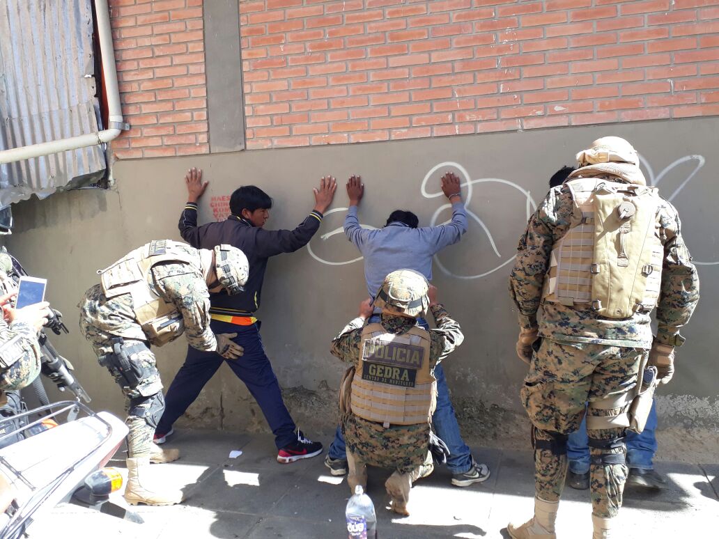 Vestidos de policías - ACN