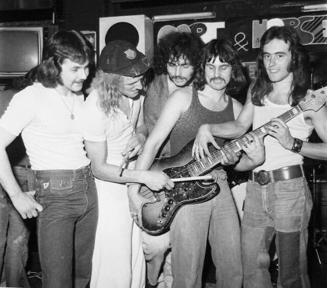 Formación original de Iron Maiden a finales de los años 70's, con Steve Harris a la extrema derecha. Foto: fuentes.