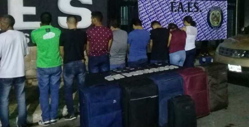 Apresan nueve personas con 130 mil dólares en aeropuerto de Valencia - acn
