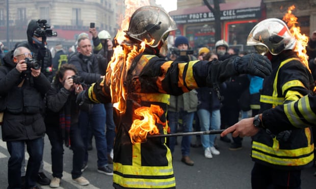 Bomberos prendieron fuego a sus uniformes como un gesto de protesta. Foto: fuentes.