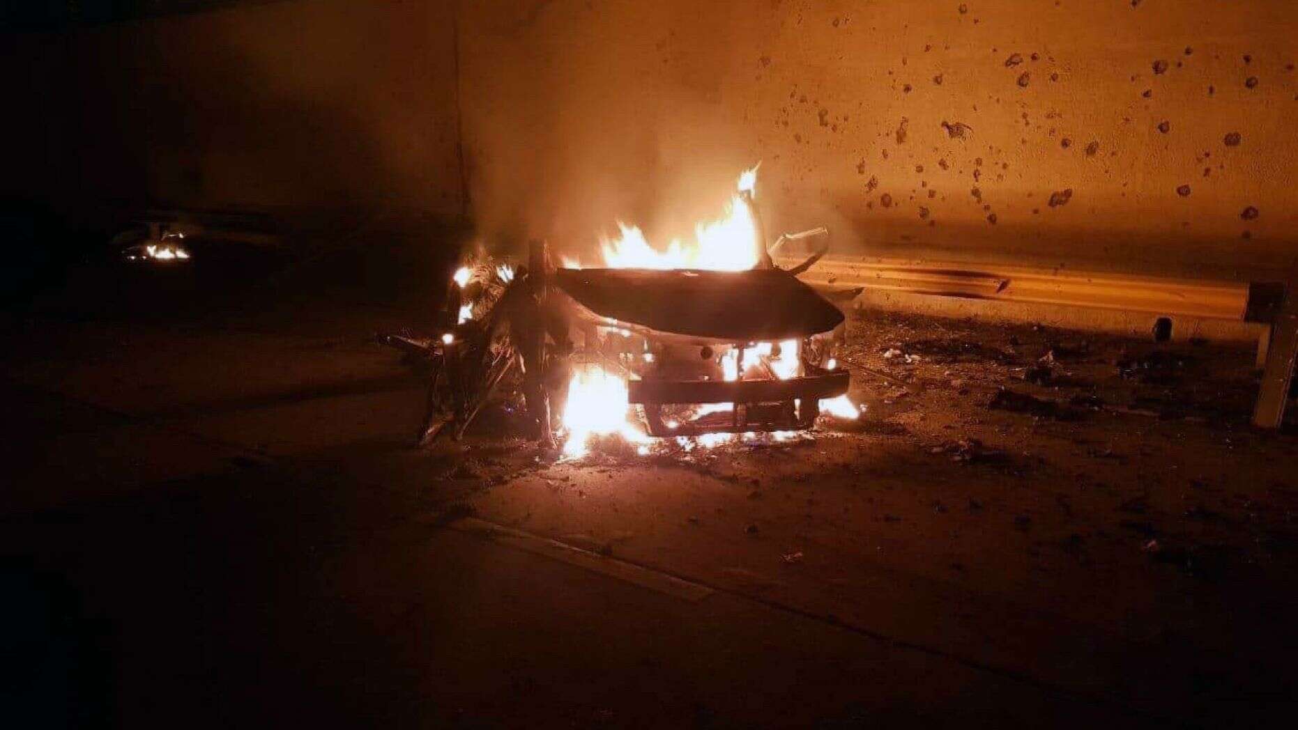 El automóvil en el que Qassem Soleimani viajaba en el momento de su muerte. Foto: fuentes.