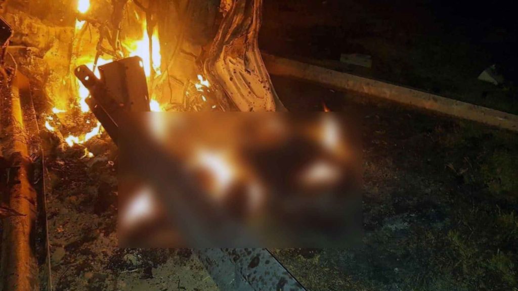 El cuerpo de Qassem Soleimani yace ardiendo junto al auto (imagen con contenido sensible). Foto: fuentes.
