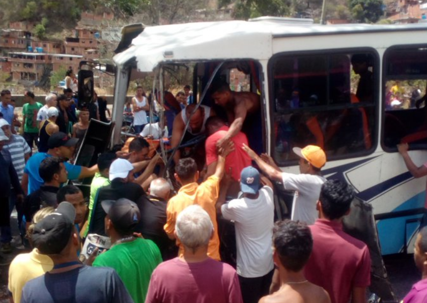 Un muerto y varios heridos es el saldo de un aparatoso choque de autobús en la autopista Gran Mariscal de Ayacucho, sentido Guarenas, este sábado 22 de febrero. Foto: fuentes.