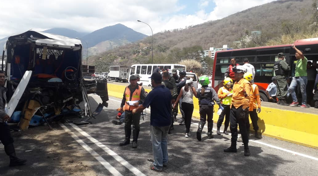 Múltiples victimas en aparatoso choque de autobús en la GMA
