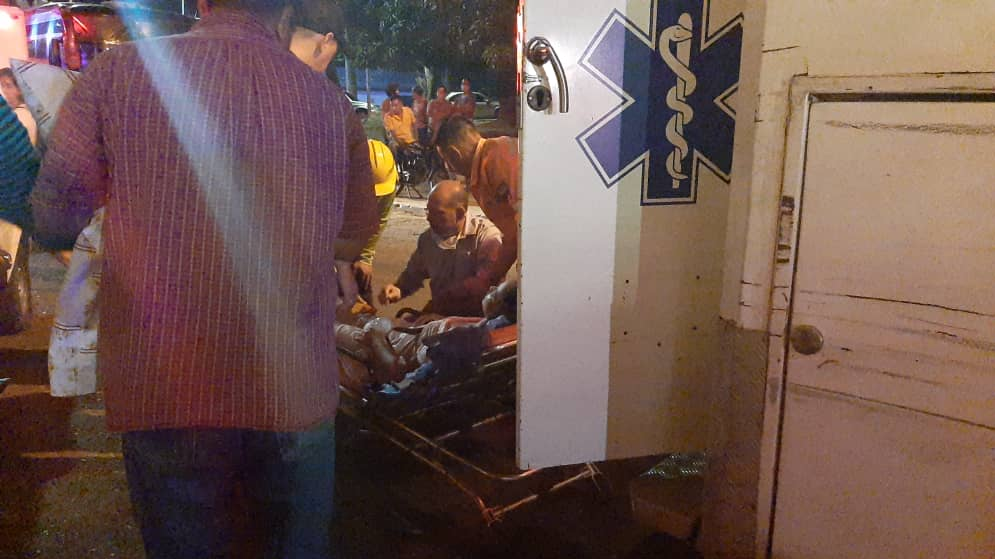 Paciente de la Maternidad de la CHET siendo evacuado en ambulancia. Foto: Gabriela Suniaga
